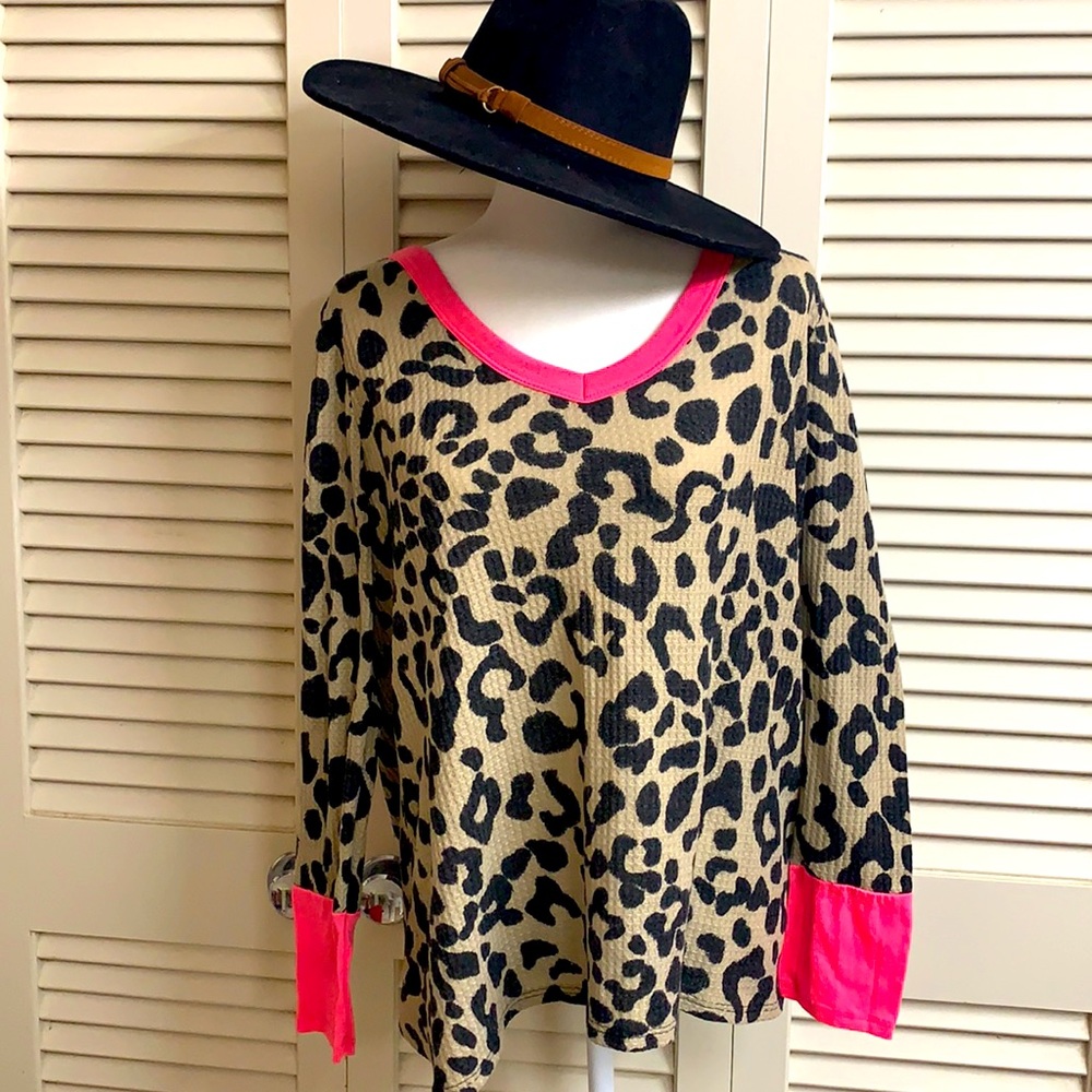 Super fun!! V-Neck top by BIBI. Animal print/PINK